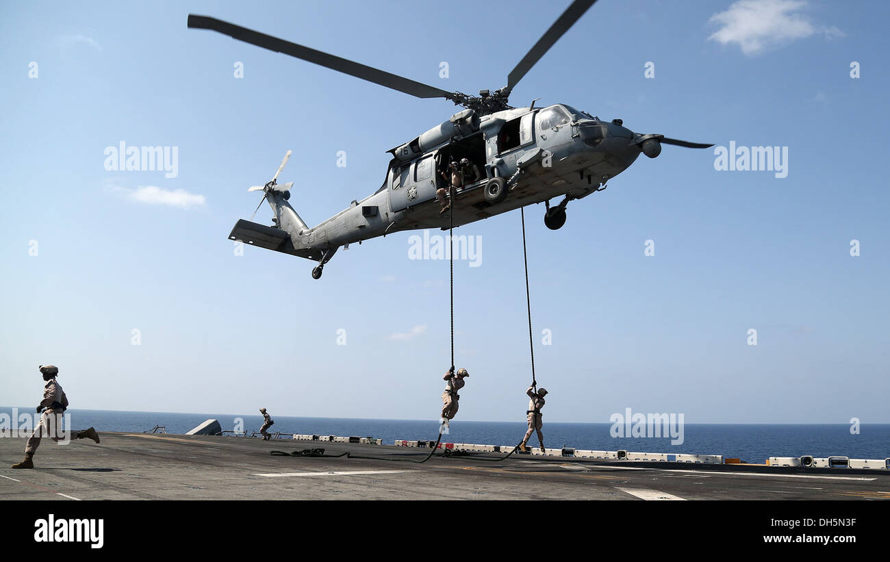 Stati Uniti Marines con Battaglione Team di atterraggio 1/4 (BLT), xiii Marine Expeditionary Unit (MEU) condotta rapida formazione di corda a bordo della USS Boxer (LHD 4) Ott. 27, 2013. Xiii MEU è distribuito con il Boxer anfibio gruppo pronta come una riserva di teatro e di risposta in caso di crisi Foto Stock