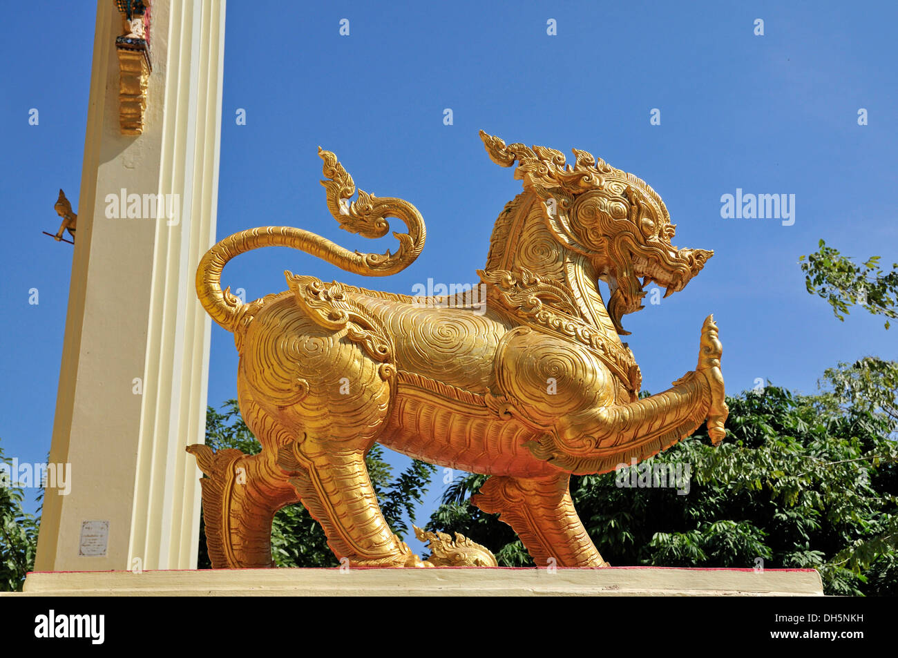 Leone dorato, Singha, guardian figura all'ingresso al Wat Pho Chai Nong Khai Provincia, Thailandia, Asia PublicGround Foto Stock