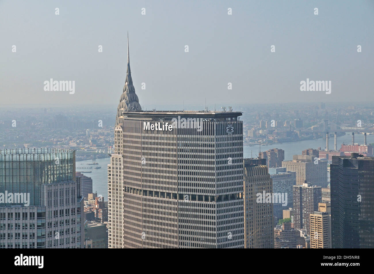 Vista panoramica dalla cima del Rock observation deck al Rockefeller Center nel centro di Manhattan, MetLife edificio con Foto Stock