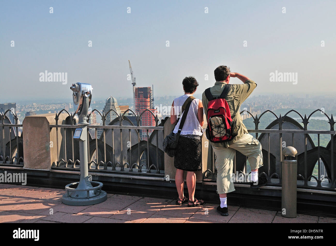 I turisti che visitano la piattaforma di osservazione, parte superiore della roccia, al Rockefeller Center, Manhattan, New York City, Stati Uniti d'America, America del Nord Foto Stock