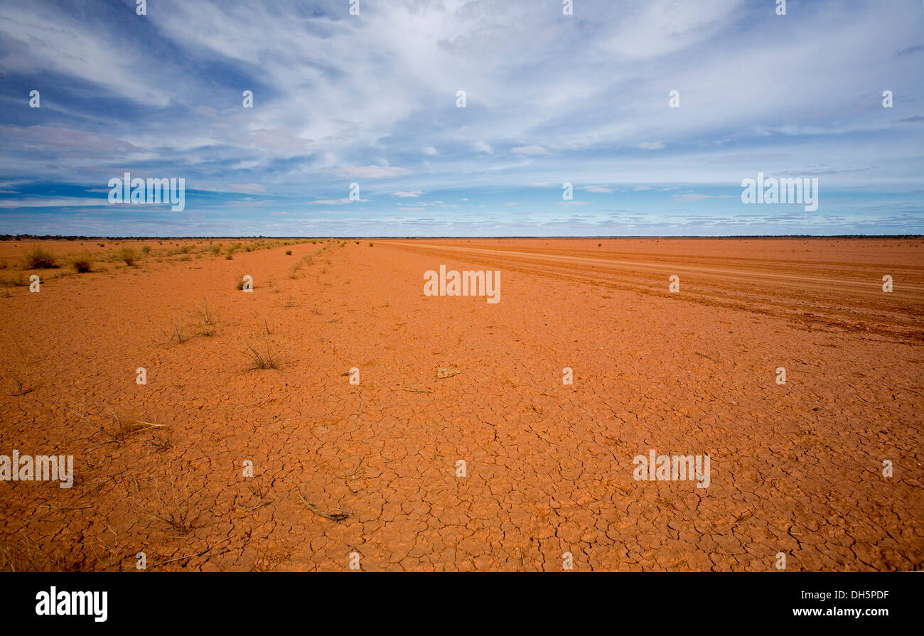 Outback australiano paesaggio - vasto rosso brulle pianure brulla di Fogarty claypan del vicino Oodnadatta nel nord del Sud Australia allungamento all' orizzonte Foto Stock