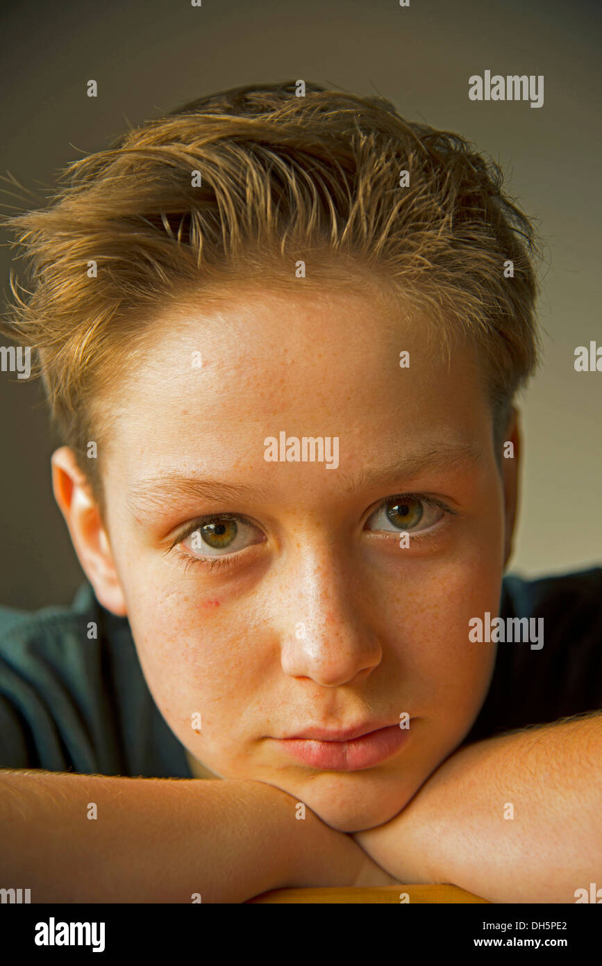Il ragazzo, 12, cominciando ad avere acne facciale, pubertà, Germania Foto Stock