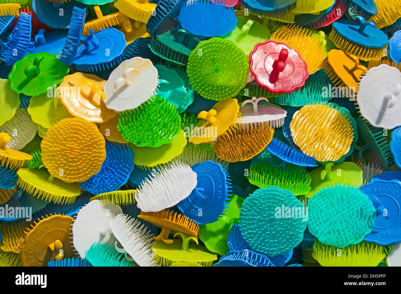 Spazzole in plastica, in stallo i souks, Bazaar, Marrakech, Marrakesch, Marocco Foto Stock