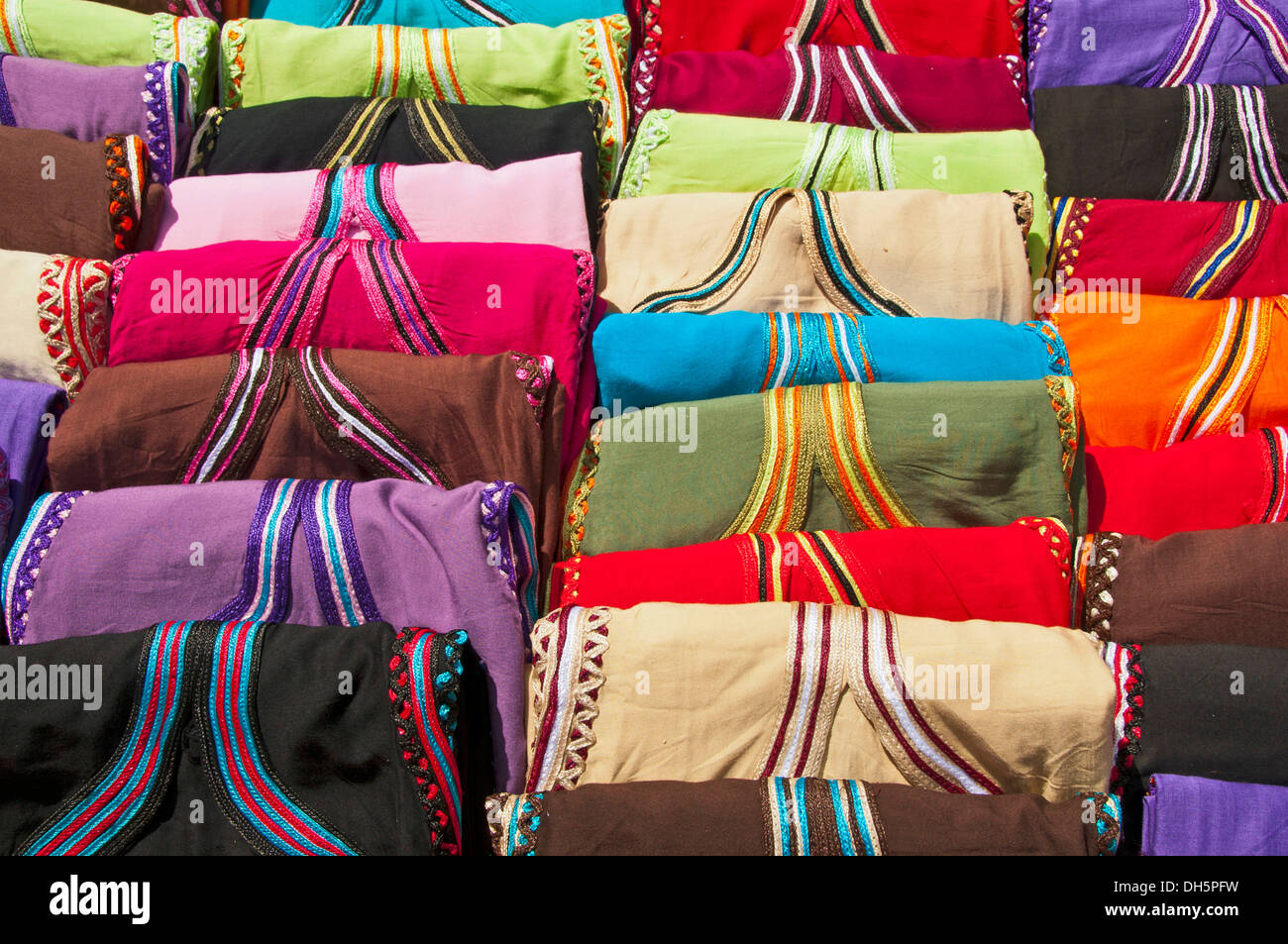 Caftans colorati, in stallo i souks, Bazaar, Marrakech, Marrakesch, Marocco Foto Stock