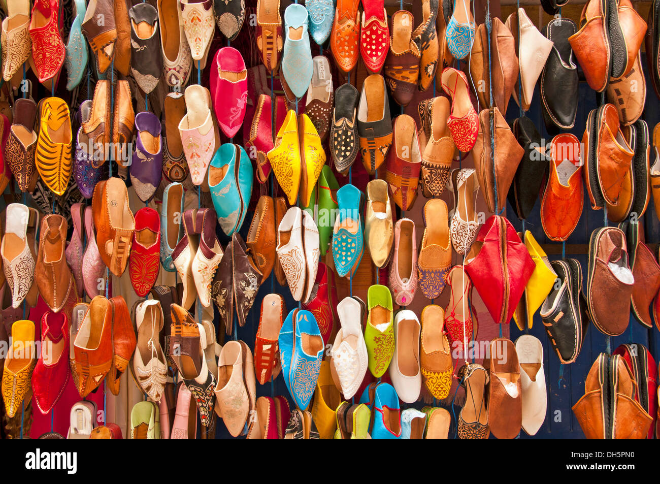 Calzatura store, babouches, tipica marocchina pantofole, mercato, souk, Medina, Altstadt, Essaouira, Marocco Foto Stock