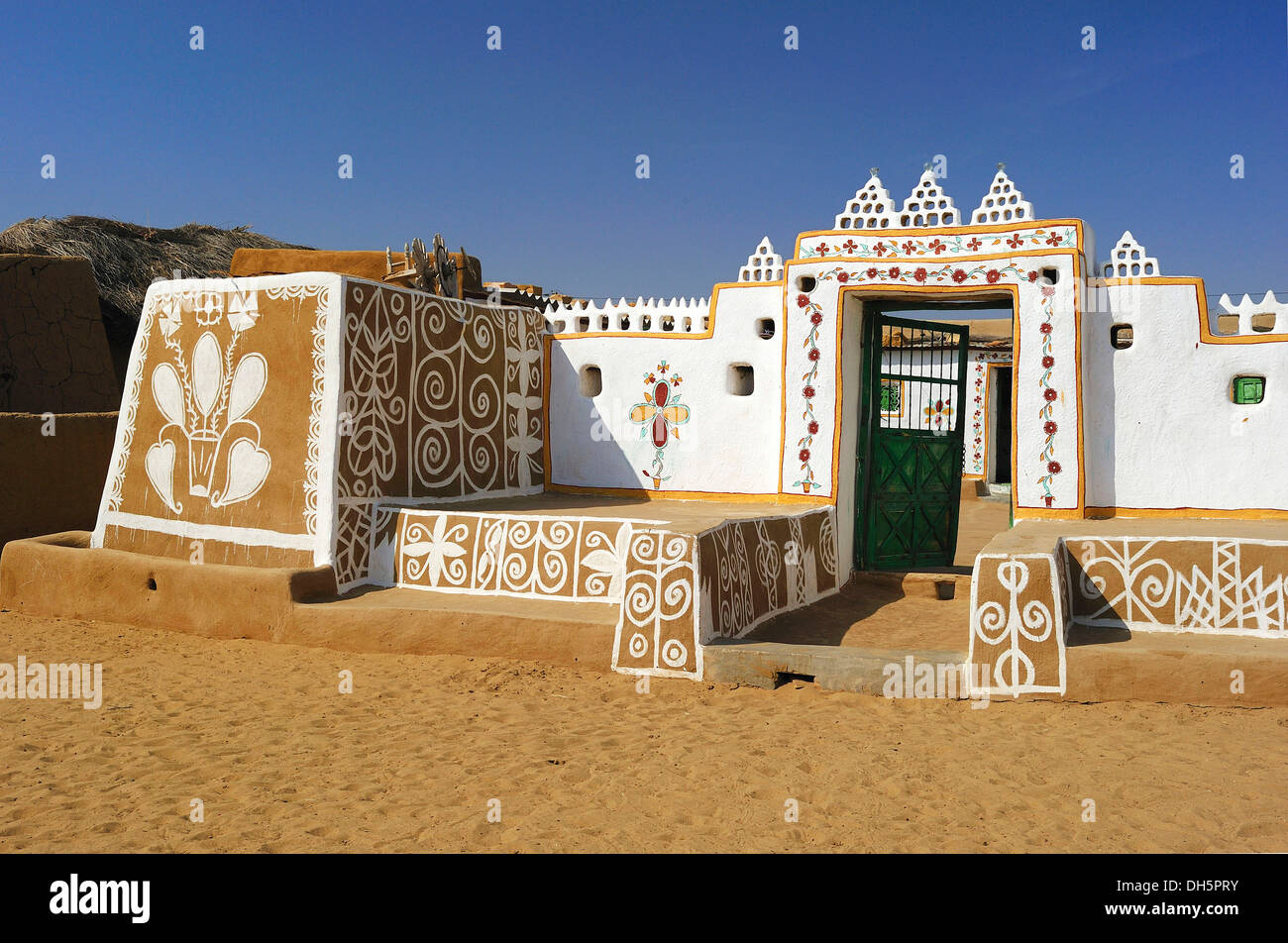 Ingresso tipico di una fattoria con dipinti di muri esterni, il Deserto di Thar, Rajasthan, India, Asia Foto Stock