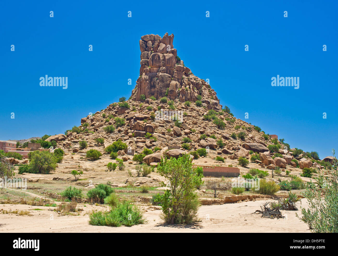 Chapeau Napoleone o di Napoleone hat formazione di roccia, vicino Aguard Oudad, Tafraoute, Anti-Atlas mountain range, nel sud del Marocco Foto Stock