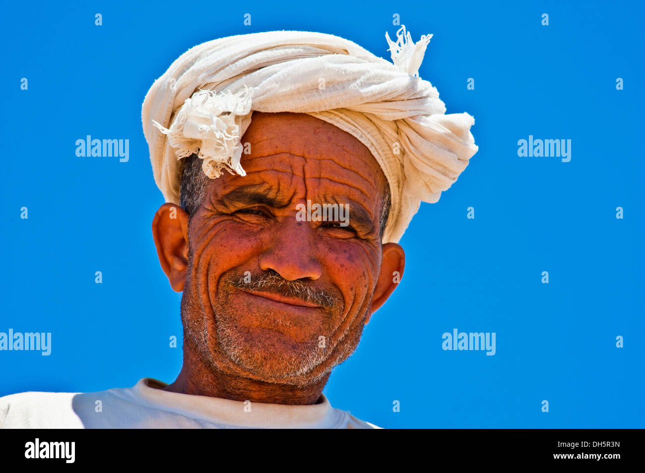 Amichevole, anziani Berber uomo che indossa un turbante bianco, ritratto, Erg Chebbi, sud del Marocco, Marocco, Africa Foto Stock