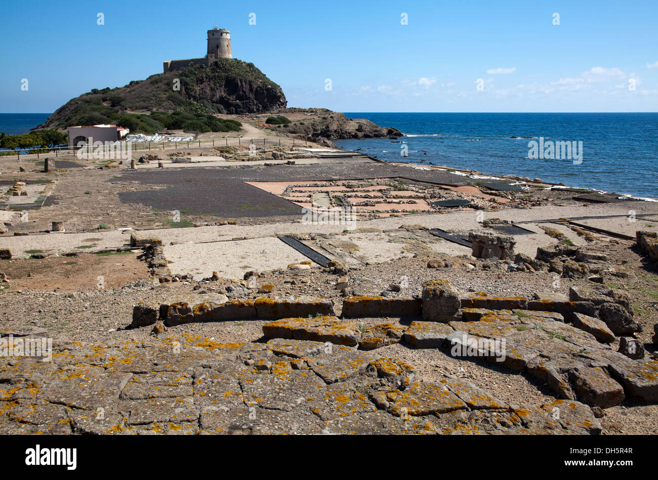 Capo di Pula torre faro di fortificazione e rovine di Nora in Sardegna  meridionale Foto stock - Alamy