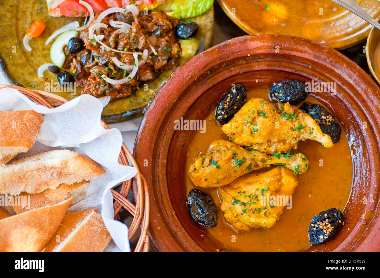 Tradizionale piatto marocchino, cibo, tajine, tagine o tajin con pollo e prugne, Marocco, Africa Foto Stock