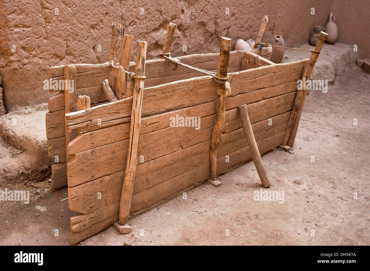Legname tradizionale cassaforma per mattone di fango o adobe edifici in mattoni di fango fortezza, kasbah, sud del Marocco, Marocco, Africa Foto Stock