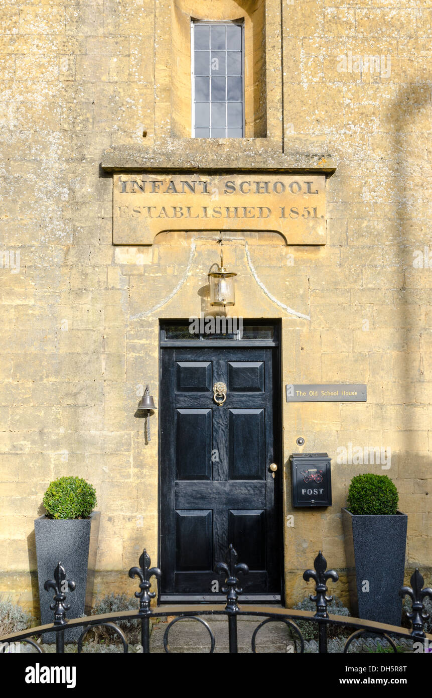 Smart ingresso anteriore per una casa in Moreton-in-Marsh noto come Old School House Foto Stock