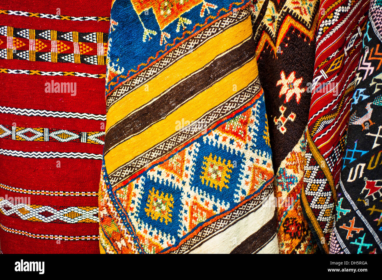 Moquette o tappeti con motivo tradizionale degli arabi e il popolo berbero, in vendita nel souk, area bazaar, Marocco, Africa Foto Stock