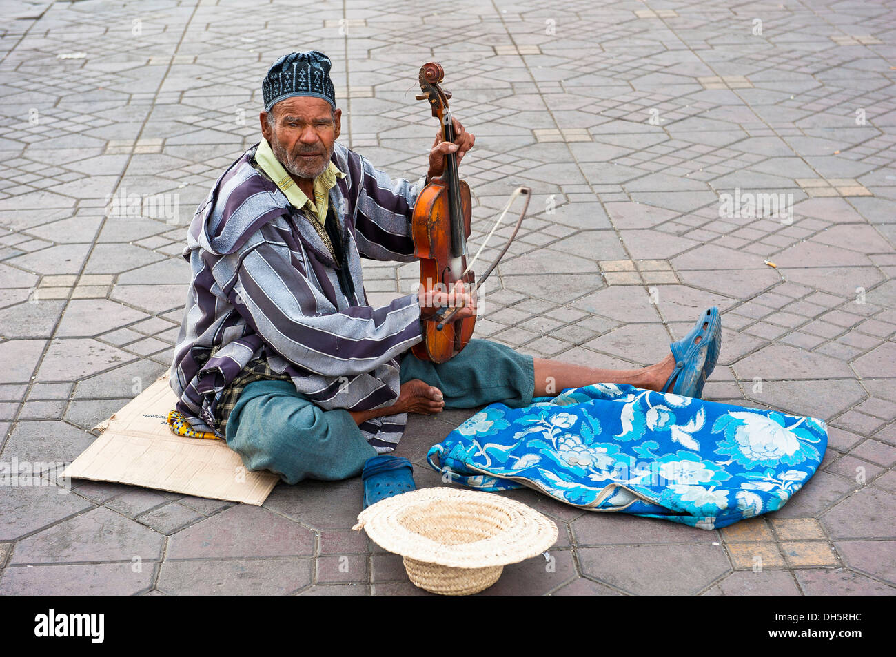 Uomo anziano, musicista di strada, la riproduzione di un violino di Djemaa el Fna, quadrato dell'impiccato, Marrakech, Marocco, Africa Foto Stock