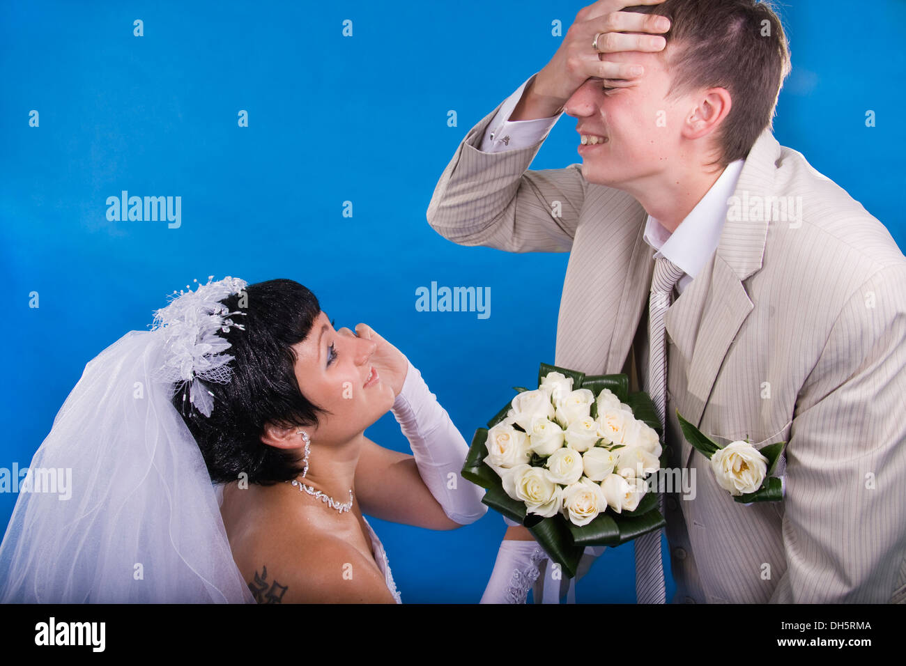 Lo sposo e la sposa in una situazione di conflitto Foto Stock