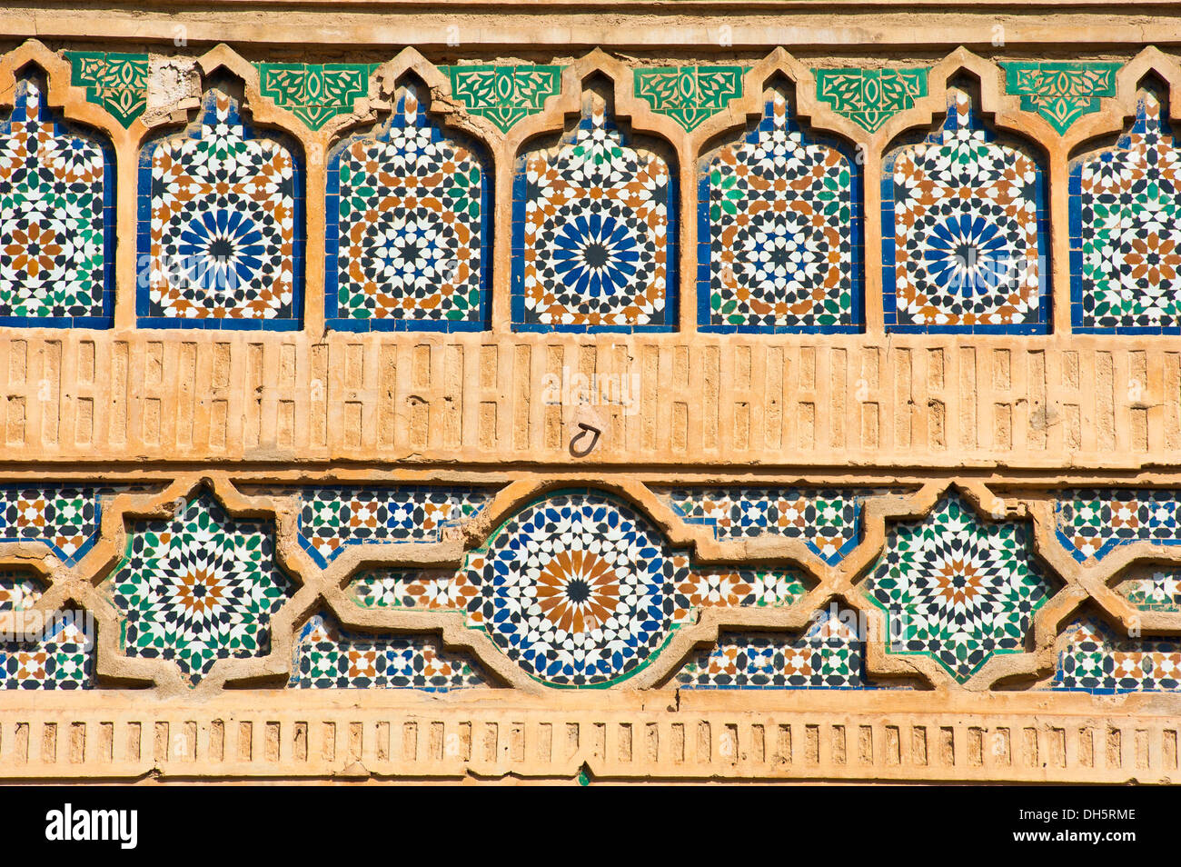 Mosaici di piastrelle, zellige, zillij o zellij tilework, su un cancello per il Royal Palace, Dar El Makhzen, Meknes, Marocco, Africa Foto Stock