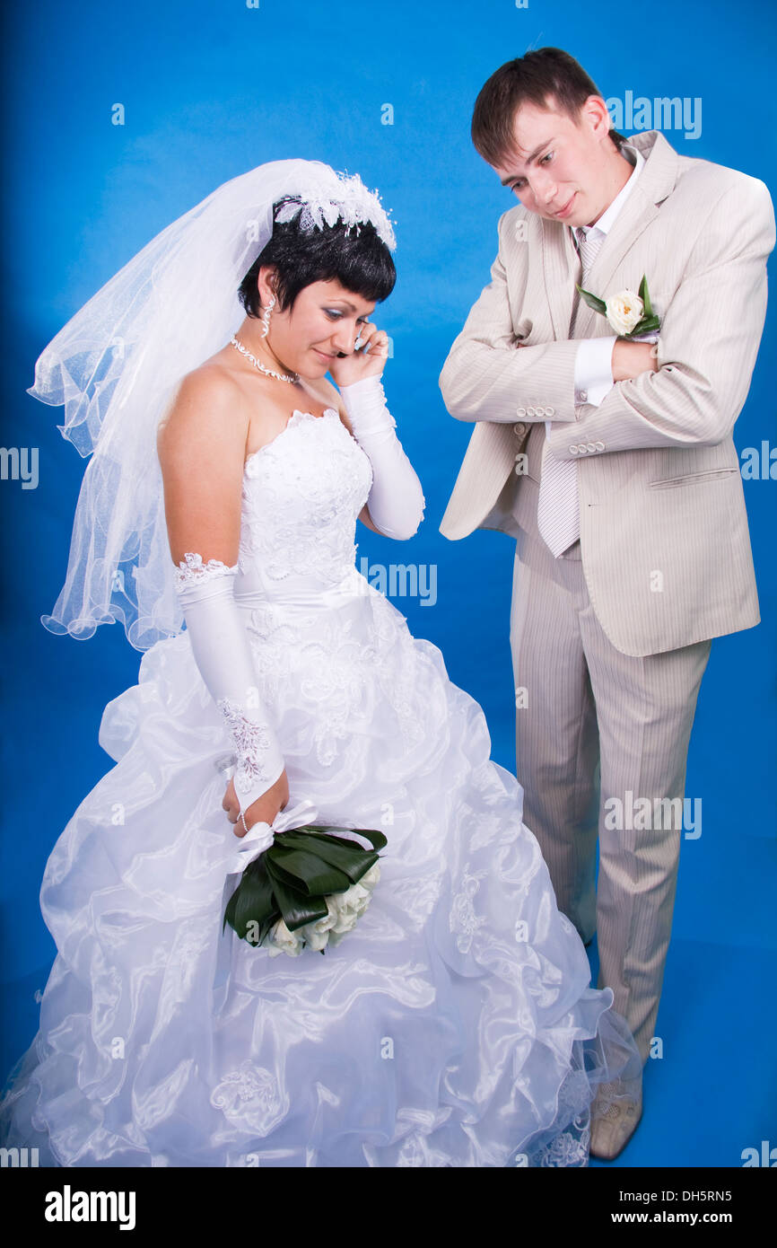 Lo sposo e la sposa in una situazione di conflitto Foto Stock