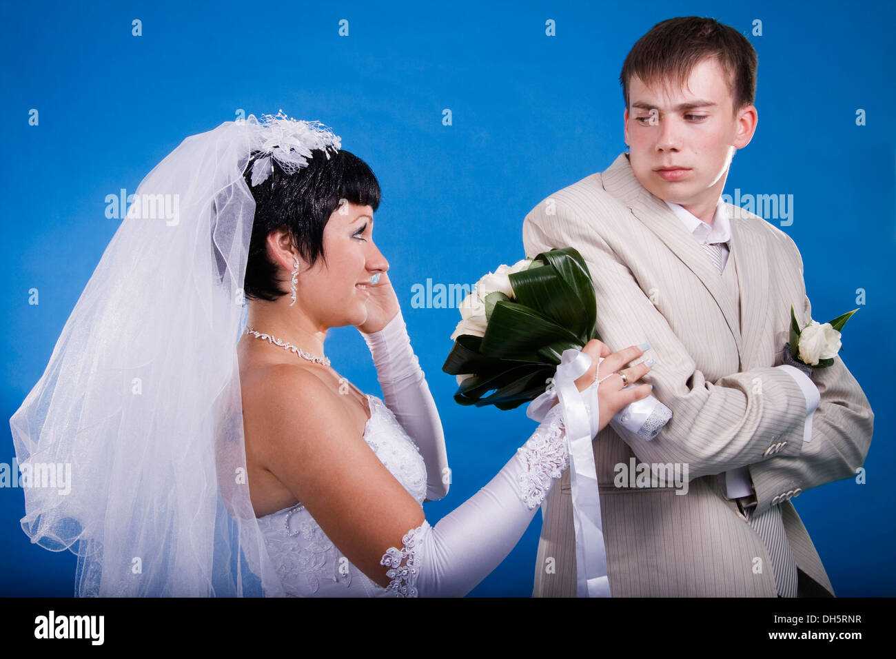 Lo sposo e la sposa in una situazione di conflitto Foto Stock