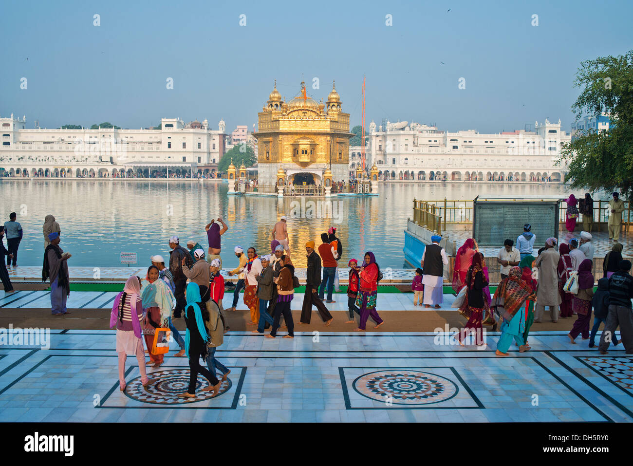 La religione sikh pellegrini attorno a piedi l'Amrit Sagar o Lago Santo, Harmandir Sahib o Hari Mandir o Tempio d'Oro Foto Stock