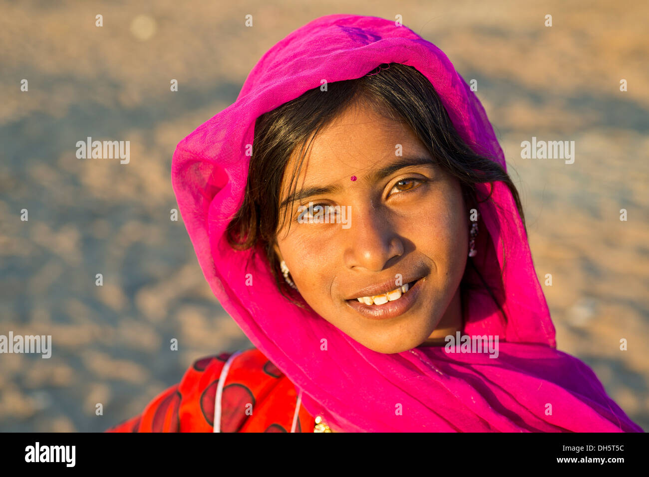 Sorridente giovane donna con un velo e una bindi sulla sua fronte, ritratto, Pushkar, Rajasthan, India Foto Stock