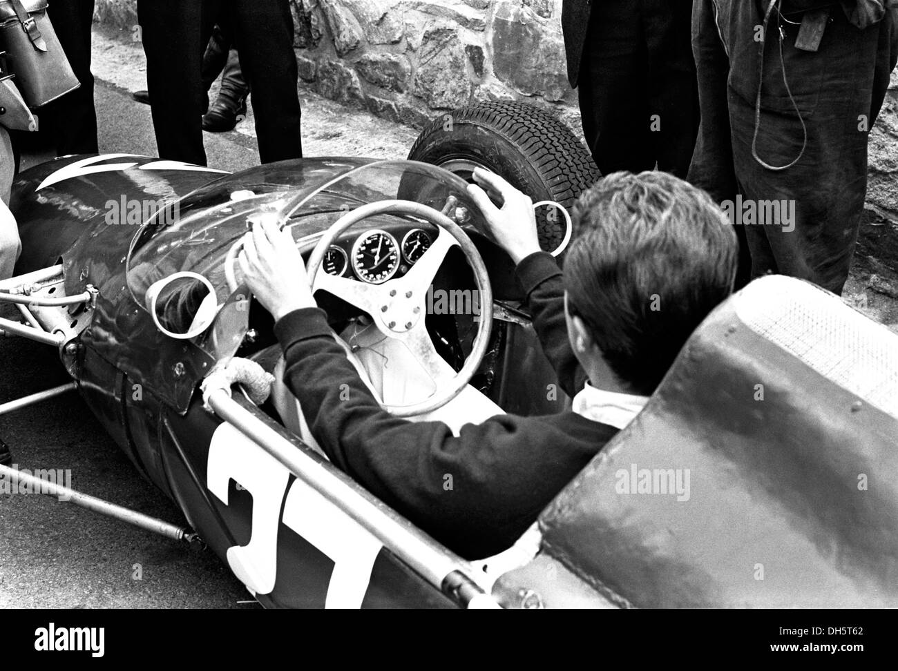 Giancarlo Baghetti cercando la sua ATS per dimensioni, GP belga, Spa-Francorchamps, Belgio 9 giugno 1963 Foto Stock
