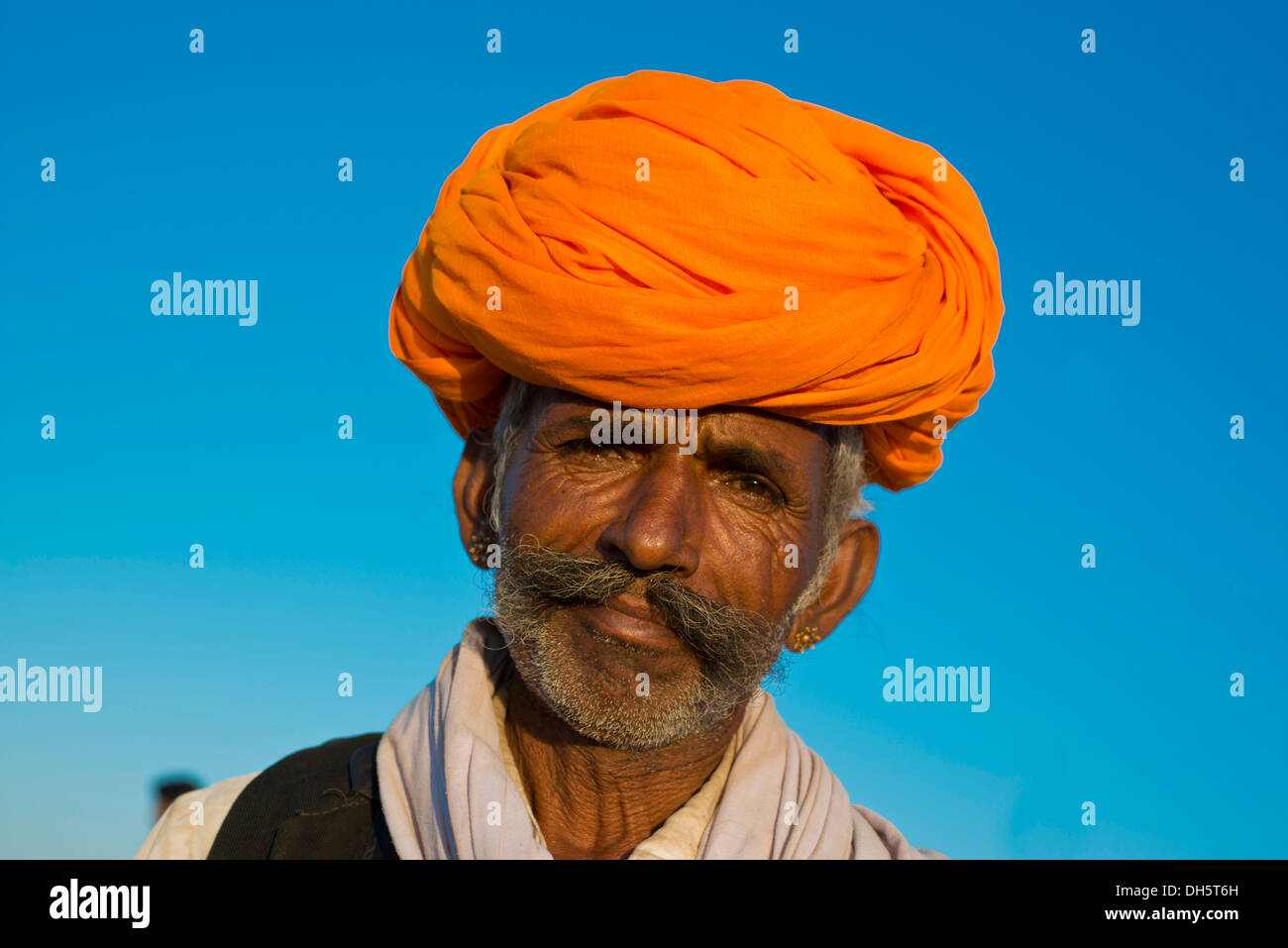 Uomo indiano con un turban arancione, ritratto, Pushkar, Rajasthan, India Foto Stock