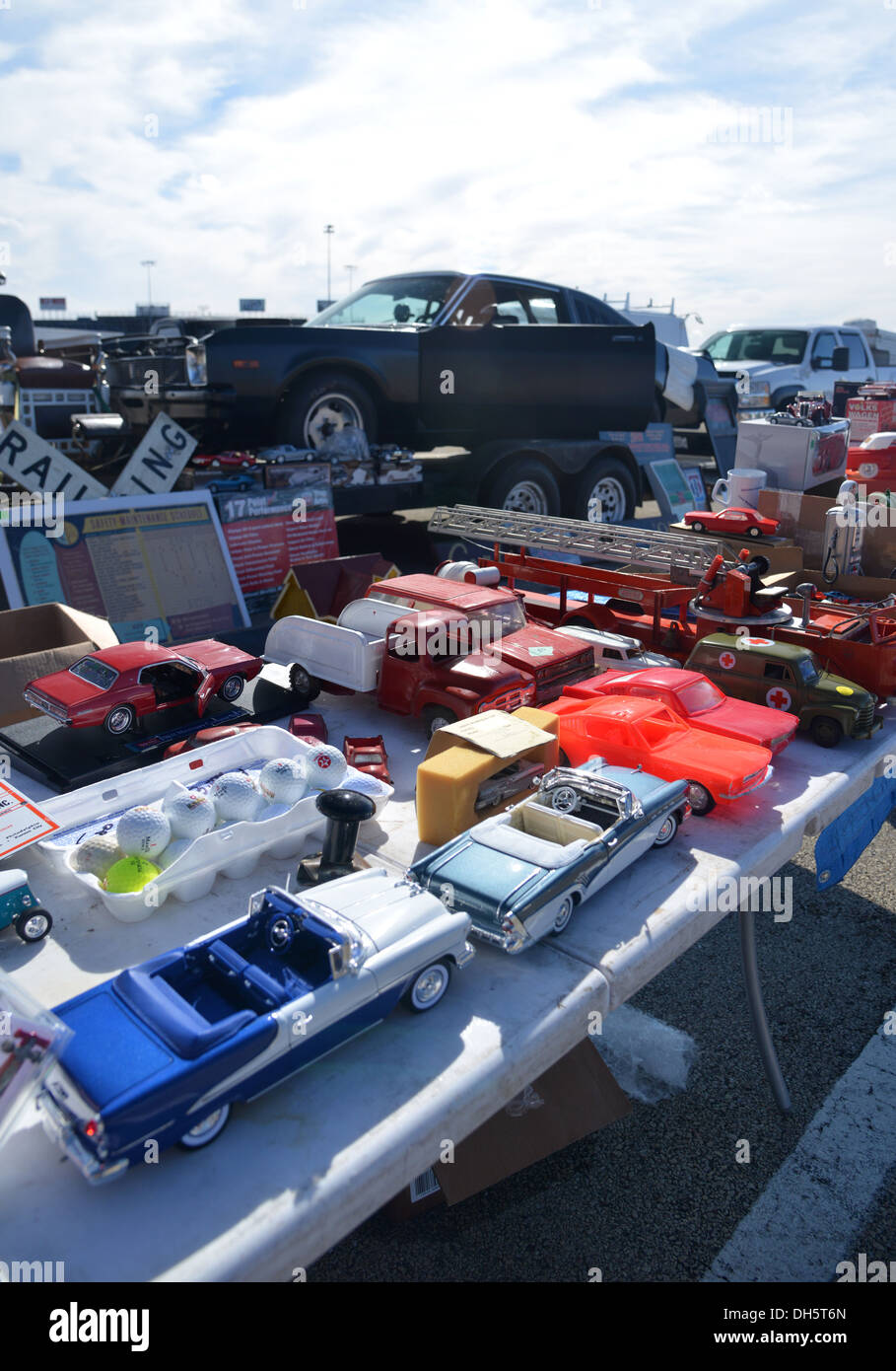 Le parti di ricambio delle automobili per la vendita in un guazzabuglio auto swap meet all'itinerario 66 Raceway, Elwood, Illinois sulla storica Route 66 Foto Stock