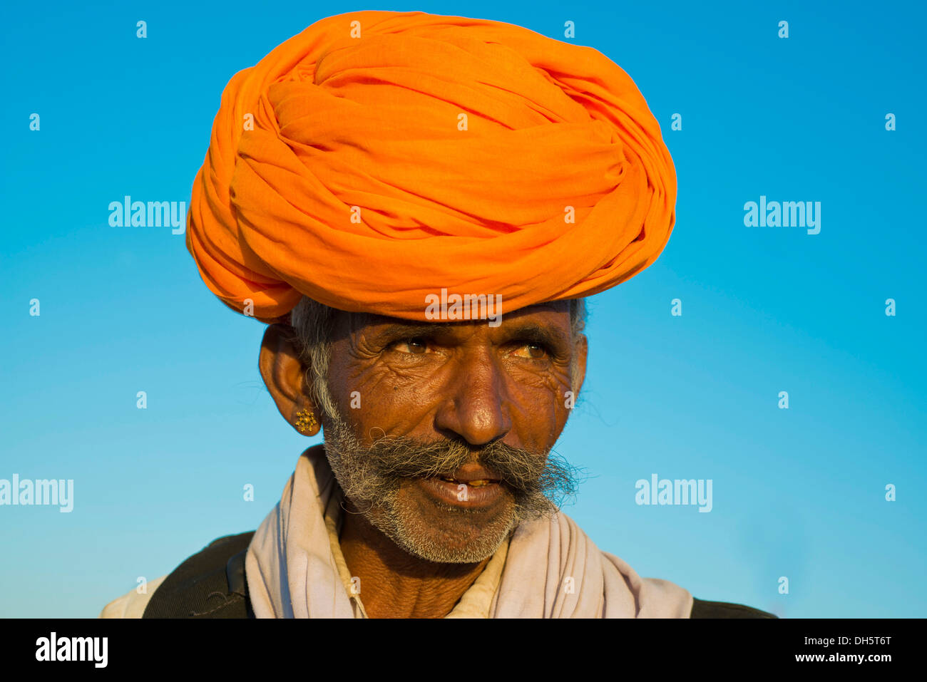 Uomo indiano con un turban arancione, ritratto, Pushkar, Rajasthan, India Foto Stock