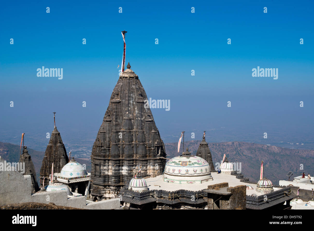 Le cupole e Shikhara torri del tempio sulla montagna sacra di Girnar, importante luogo di pellegrinaggio per i seguaci del giainismo Foto Stock