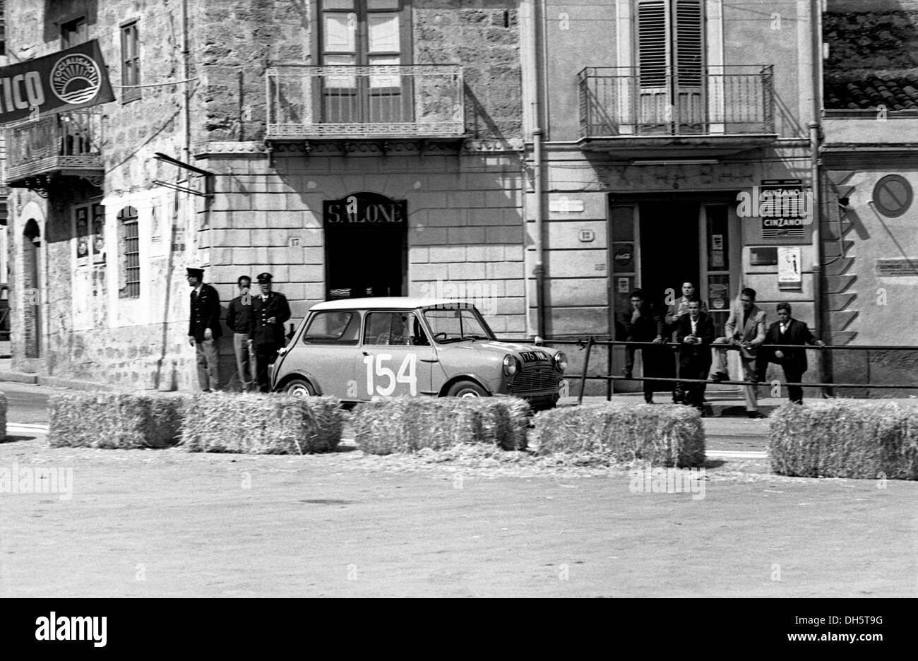 Bernard Cahier-Rob Slotemaker di Austin Mini-Cooper nella Targa Florio, Campofelice, Sicilia 5 maggio 63. Foto Stock