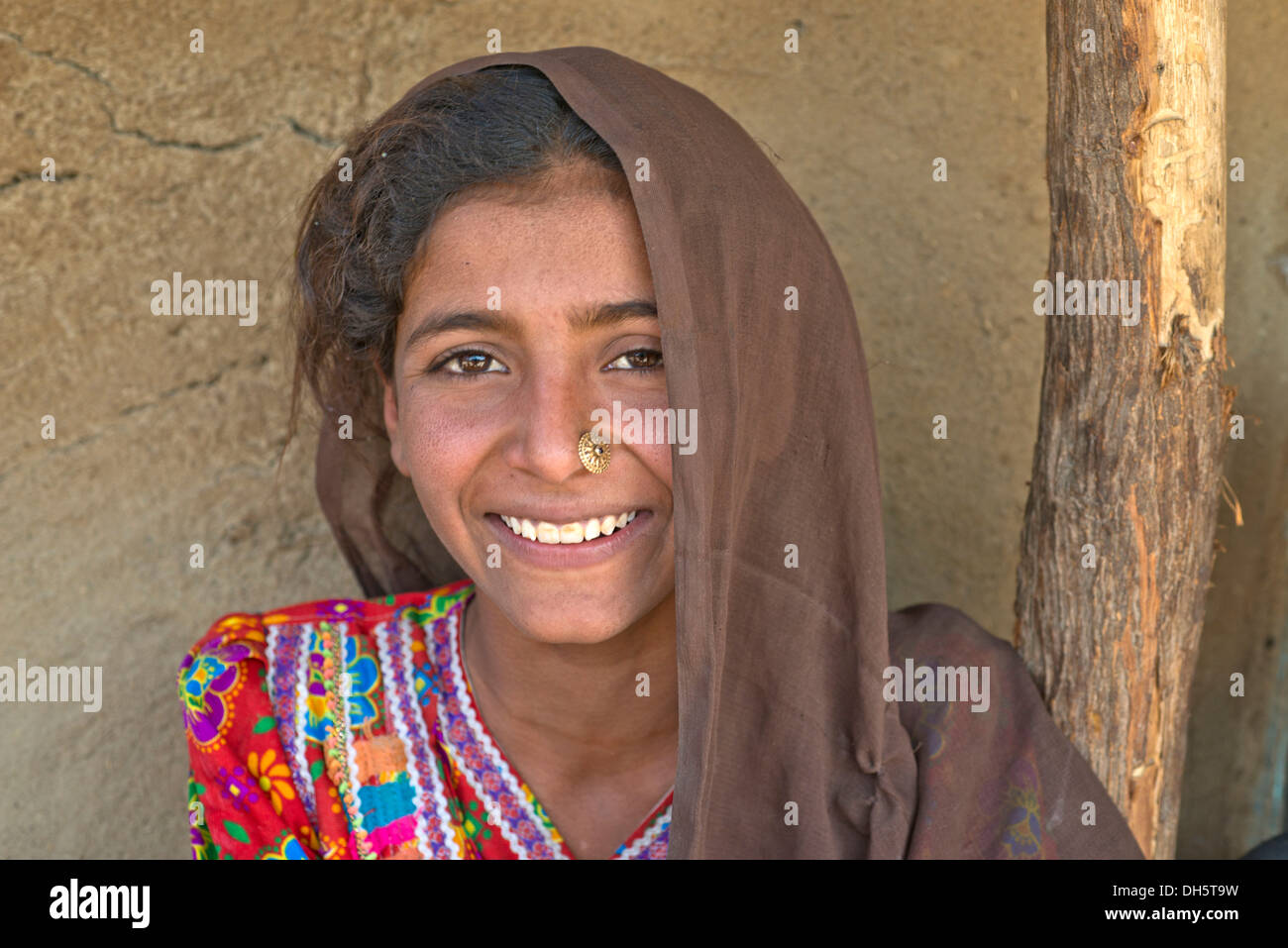 Giovane donna indiana con un velo e naso gioielli, Gujarat, India Foto Stock