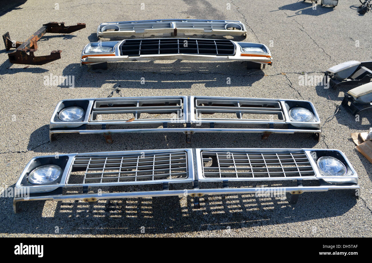 Le parti di ricambio delle automobili per la vendita in un guazzabuglio auto swap meet all'itinerario 66 Raceway, Elwood, Illinois sulla storica Route 66 Foto Stock
