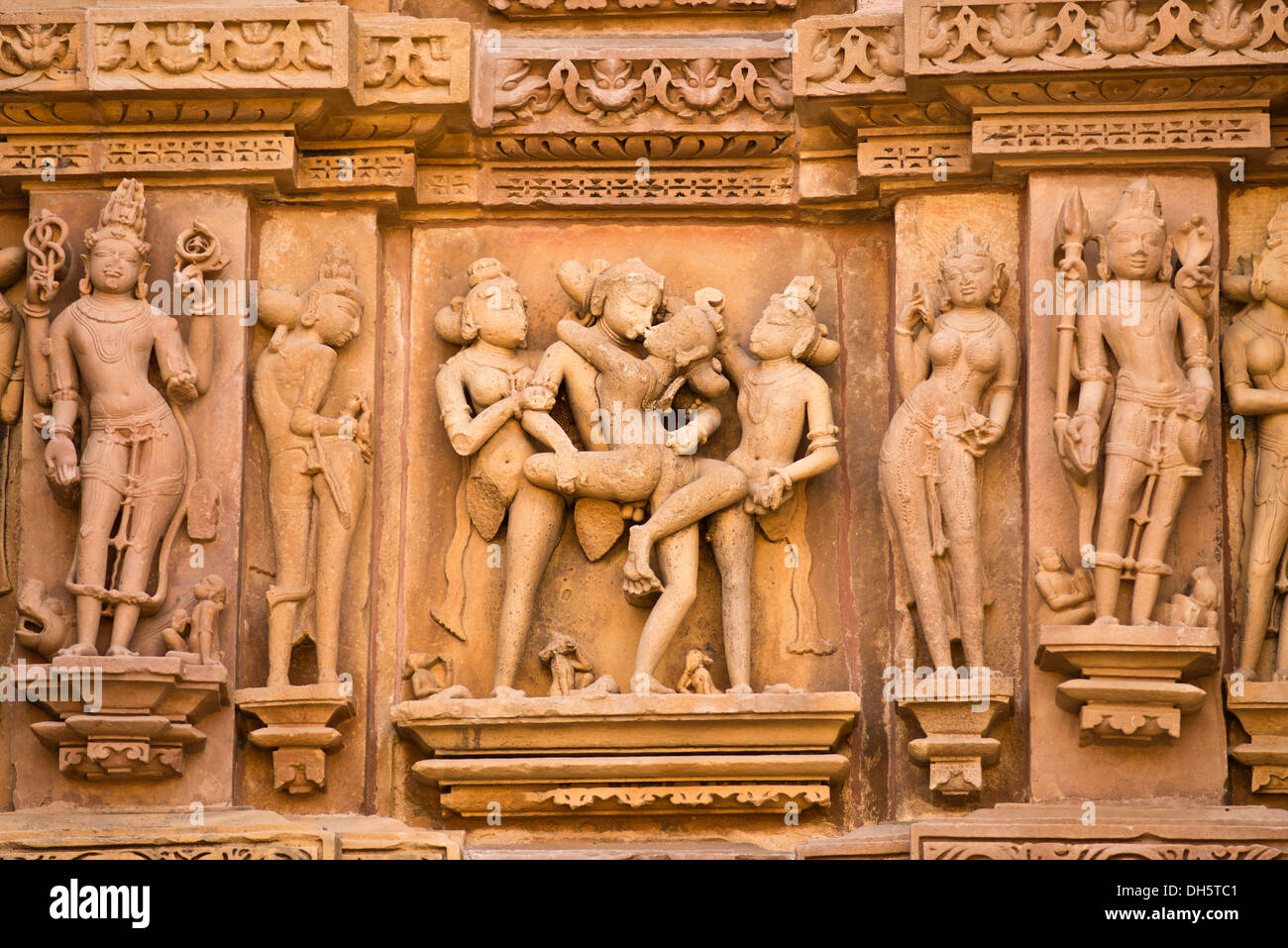 Sculture in rilievo di uomini, erotico scene, sulla facciata del Kandariya Mahadeva temple, Khajuraho Gruppo di Monumenti Foto Stock