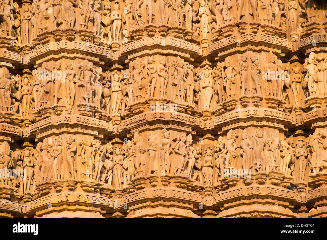 Statue di divinità e gli uomini sulla facciata del tempio Lakshman, Gruppo occidentale, tempio di Khajuraho district Foto Stock
