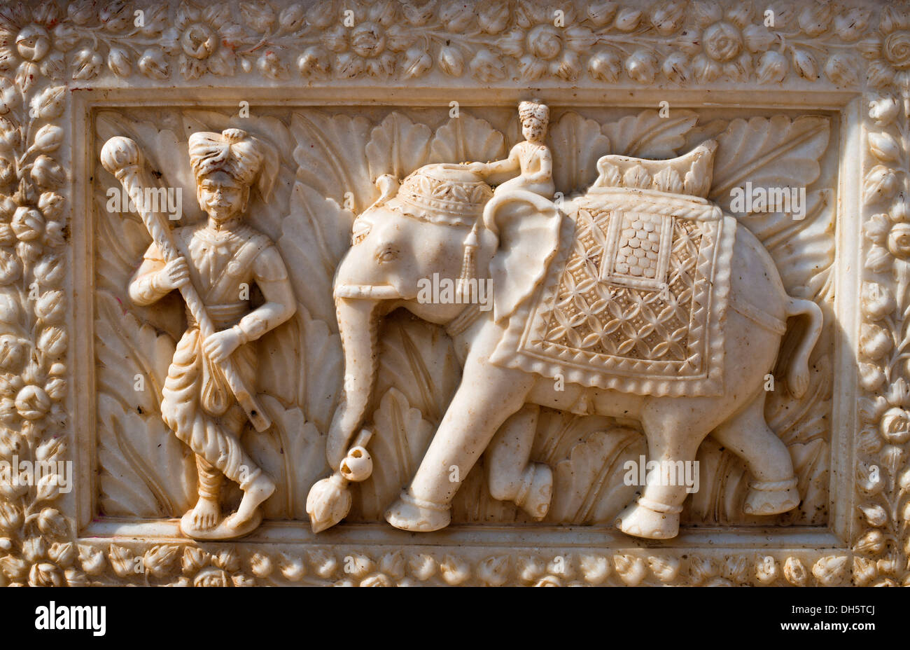 Soccorso in una facciata in marmo, mahout o elefante conducente ed elefante, ratto tempio della dea Karni Mata, Karni Mata Temple Foto Stock