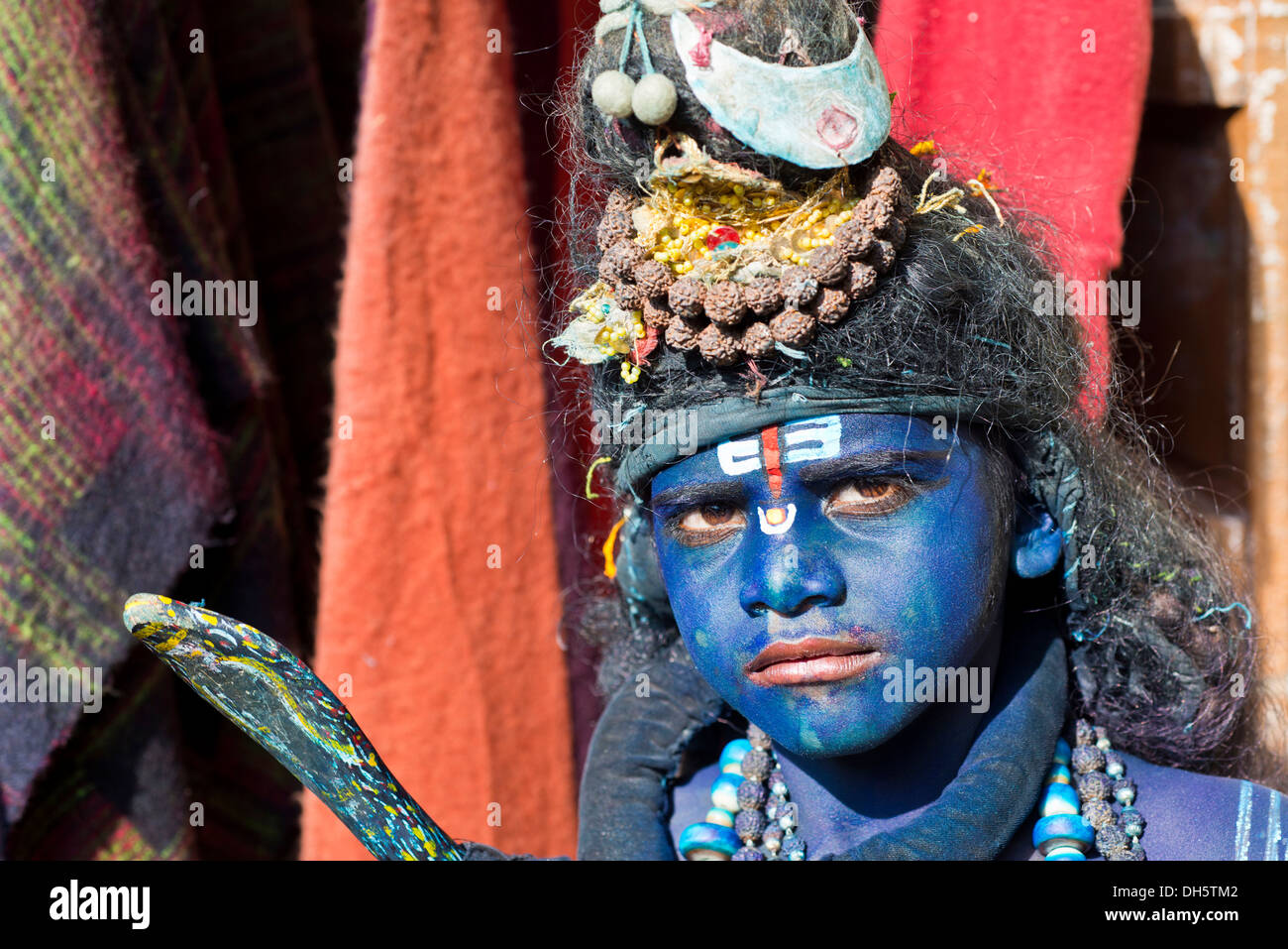 Ragazzo indiano, circa undici anni, trasformato con il trucco blu nel dio indù Shiva presso un festival indù, Pushkar, Rajasthan, India Foto Stock