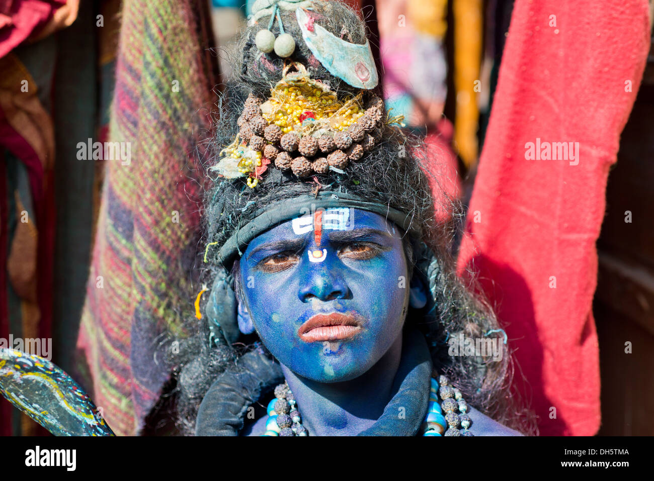 Ragazzo indiano, circa undici anni, trasformato con il trucco blu nel dio indù Shiva presso un festival indù, Pushkar, Rajasthan, India Foto Stock