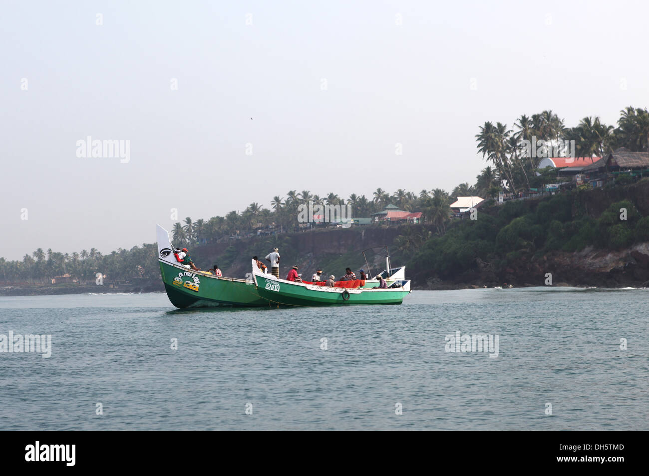 Locali di pescatori di cozze nella loro barca al largo, Varkala Kerala, India, Asia Foto Stock