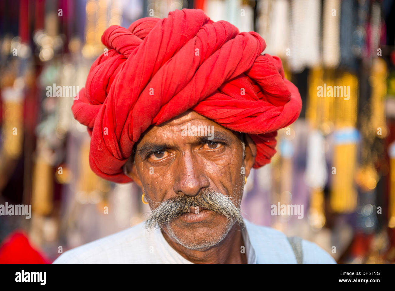 Il vecchio uomo indiano con un turbante rosso, ritratto, Pushkar, Rajasthan, India Foto Stock