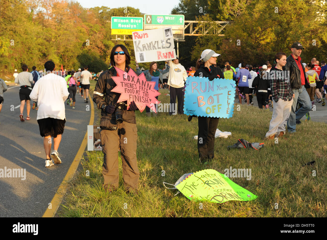 Sostenitori tenere segni e fare il tifo per i partecipanti durante la trentottesima Maraine annuale Corps Marathon, Washington D.C., ottobre 27, 2013. Foto Stock