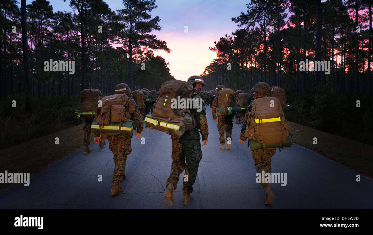 Marines con Delta società, formazione di fanteria battaglione, ruck nel sunrise durante una ventina di chilometri di passeggiata a Camp Geiger, N.C., Foto Stock