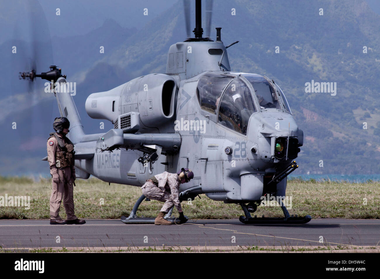 Stati Uniti Marines con Marine supporto parafango distacco (MWSD) 24, termina il rifornimento AH-1W Cobras durante un esercizio dimostrando MWSD-24s a doppio armamento in avanti e punto di rifornimento (FARP) della capacità a Westfield pista di atterraggio per aerei a bordo di Marine Corps Air Station (ICM Foto Stock