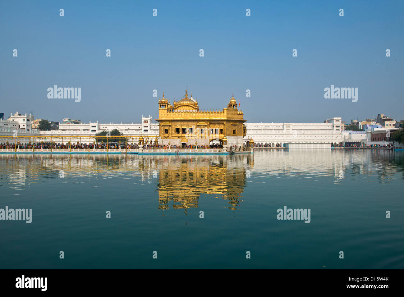 Hari Mandir o Tempio d'Oro, nel lago sacro di Amrit Sagar, il principale santuario della religione Sikh comunità religiosa, Amritsar Foto Stock