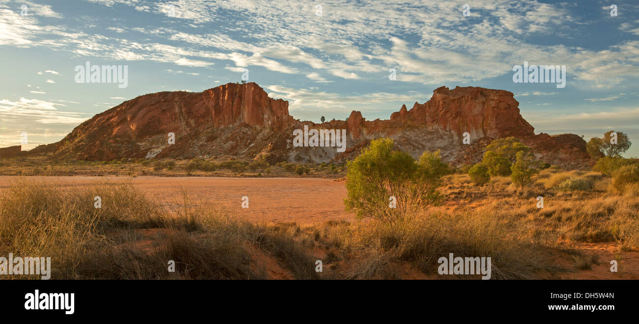 Vista panoramica del paesaggio e il promontorio roccioso a valle arcobaleno nel Territorio del Nord Australia centrale Foto Stock