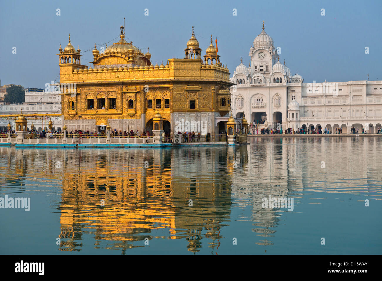 Hari Mandir o Tempio d'Oro, nel lago sacro di Amrit Sagar, il principale santuario della religione Sikh comunità religiosa, Amritsar Foto Stock