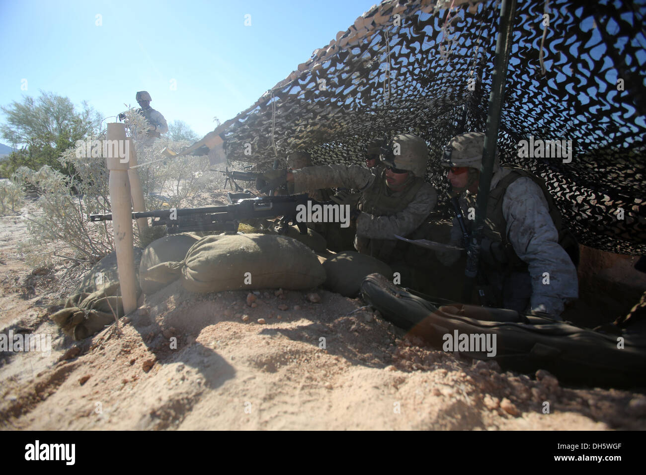MARINE CORPS AIR STATION YUMA, Ariz. - Marines con combinate Anti-Armor Team 2, 1° Battaglione, 7° Reggimento Marine, regolare i loro Foto Stock