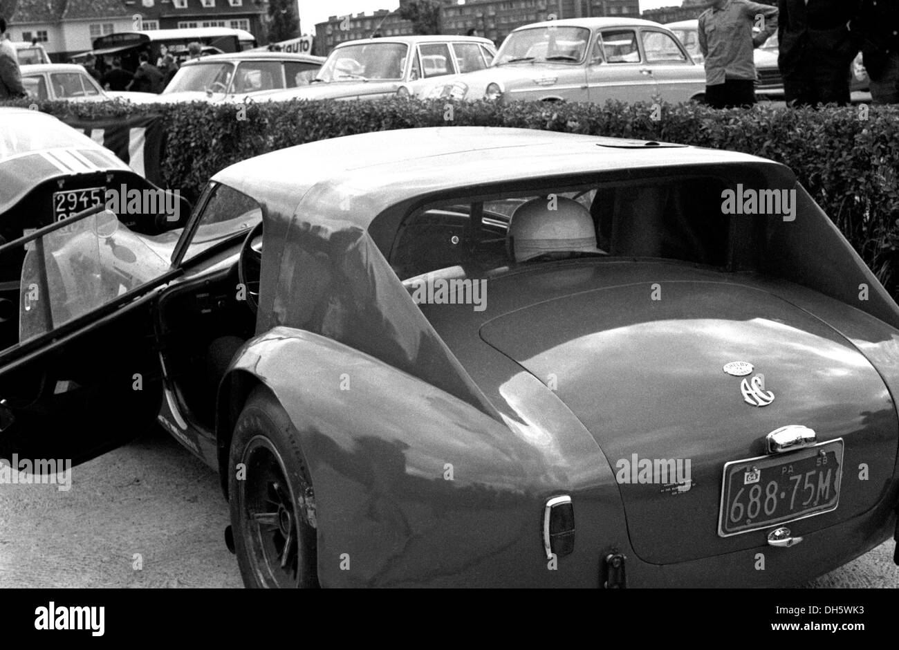 N. 189 Jean Vincent-Gerard lui la Shelby Cobra nell'Automobile Tour de France, XX SETTEMBRE 1964. Foto Stock