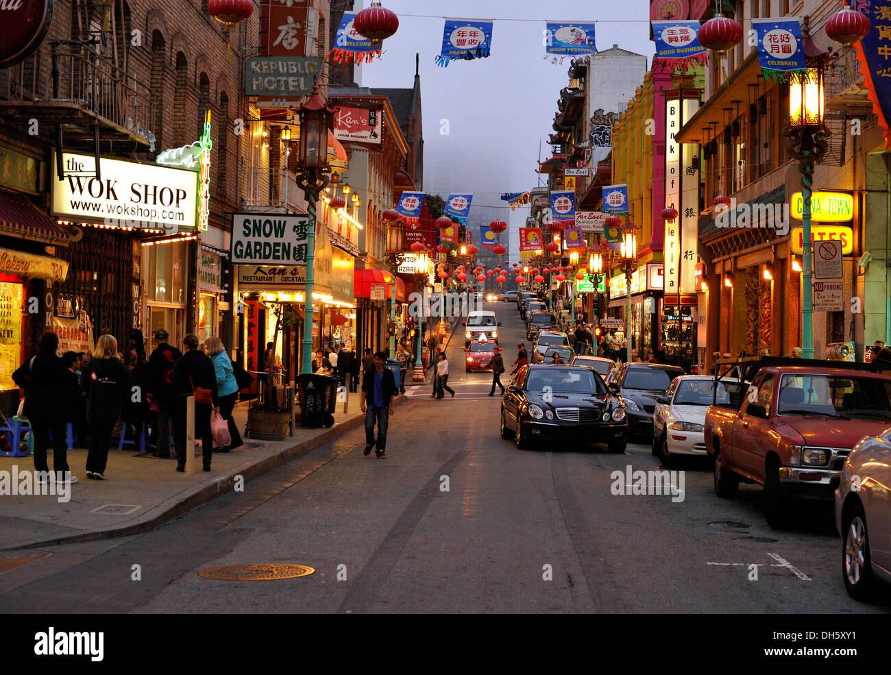 Street con lanterne in Chinatown all'imbrunire, San Francisco, California, Stati Uniti d'America, PublicGround Foto Stock