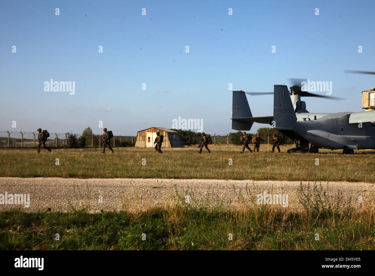 Stati Uniti Marines con dedicate Air-Ground Marine Task Force di risposta alla crisi sbarcare una MV-22B Osprey a Camp des Garrigues, Fr Foto Stock