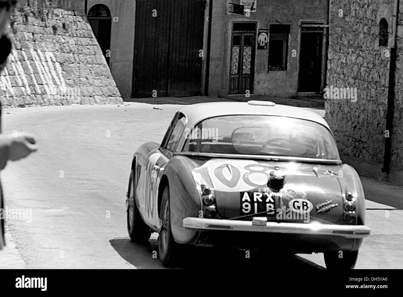 Timo Makinen-Paul Hawkins' Austin Healey 3000 racing attraverso Collesano nella Targa Florio, Sicilia 1965. Foto Stock